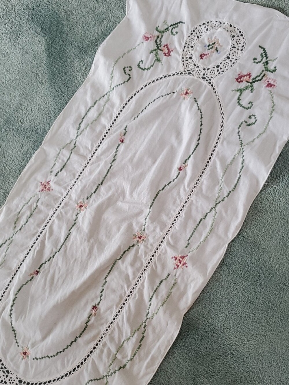 White Floral Embroidered Table Runner - Picture 4 of 4